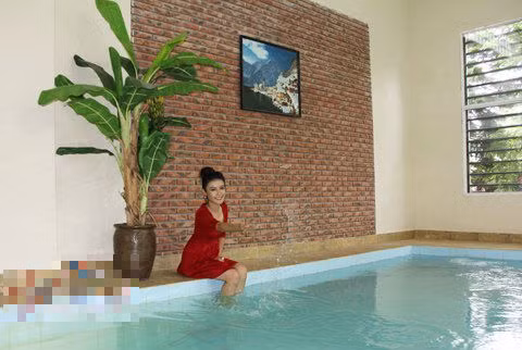 Thỏa theo nguyện vọng của con gái, một bể bơi được thiết kế ngay trong căn biệt thự.