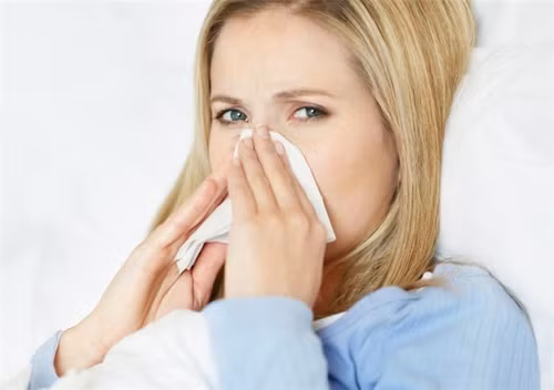 Bệnh cúm. Đây là bệnh hay gặp vào mùa thu mà bà bầu cần cảnh giác nhất vì mức độ nguy hiểm của nó. Cảm cúm dễ xuất hiện khi thời tiết giao mùa khô lạnh, lây lan nhanh qua đường hô hấp. Bà bầu với sức đề kháng yếu rất dễ mắc bệnh này nếu không không có sự phòng tránh cẩn thận. Với người bình thường, cảm cúm không gây nhiều nguy hiểm, nhưng nếu bà bầu mang thai 3 tháng đầu bị cúm thì nguy cơ dị tật thai nhi vô cùng cao.