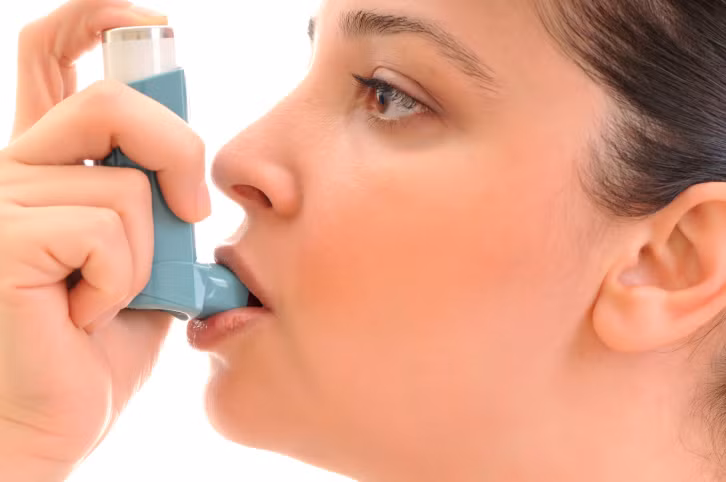 Bệnh hen phế quản. Hen phế quản là một trong những căn bệnh hay gặp vào mùa thu nguy hiểm với bà bầu. Bệnh này do tình trạng viêm và phù nề lòng phế quản, sự co thắt phế quản và tăng tiết các chất nhầy lấp đầy phế quản vì vậy dẫn đến khó thở.