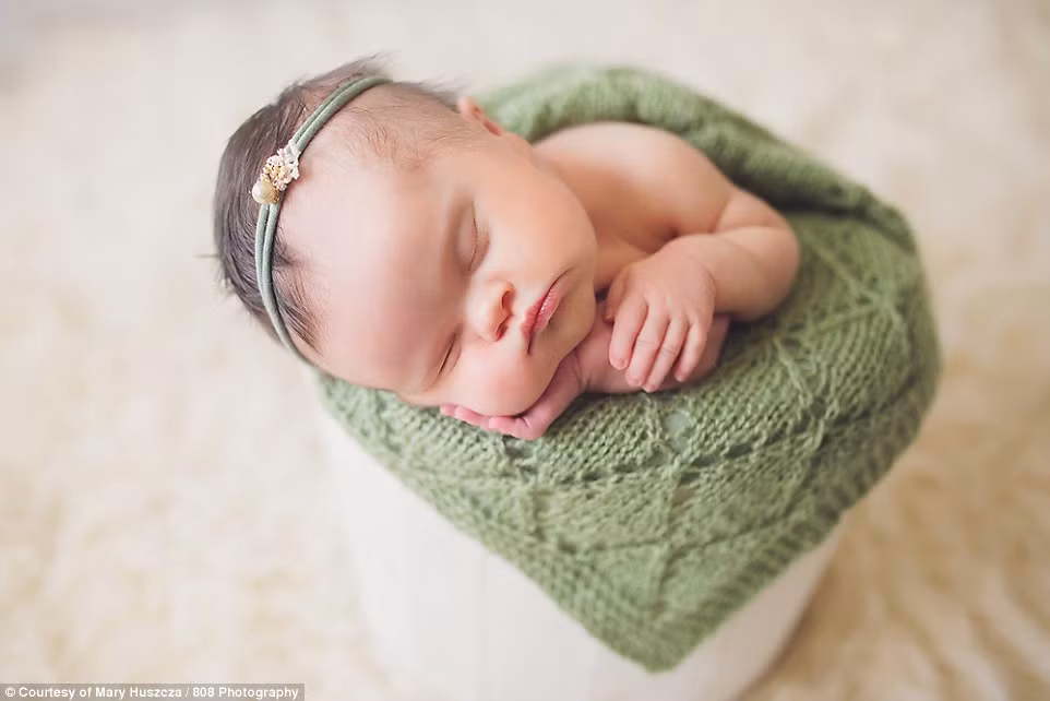 Bé Abigail Noelle Jones sinh ngày 6/8 không may mắn mắc phải hội chứng down bẩm sinh, và dạng hiếm của ung thư não.