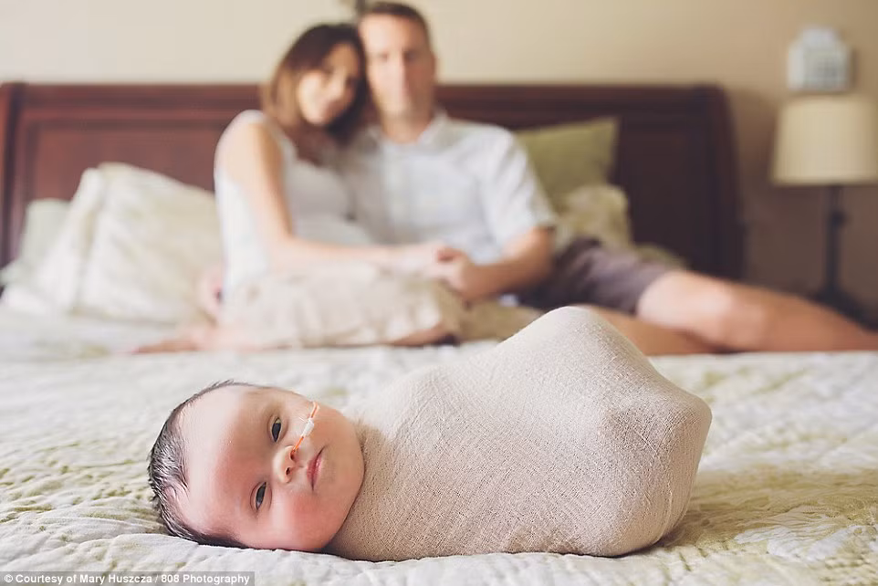 Cặp vợ chồng người Mỹ Erika và Stephen Jones đã phát hiện ra con gái mình bị hội chứng down bẩm sinh khi siêu âm ở tuần thai thứ 30. Các bác sĩ còn phát hiện ra một khối u ung thư không thể loại bỏ và đang phát triển bên trong não thai nhi.