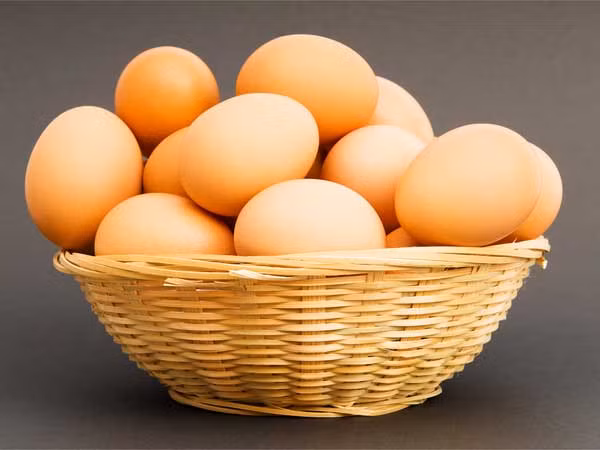 Trứng gà. Trộn một quả trứng với nước cốt chanh, đánh thật tơi, bôi lên tóc và giữ một ít phút, gội sạch với nước. Hỗn hợp này giúp cho tóc bị xơ và phai màu lấy lại được vẻ óng ả.