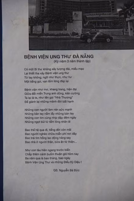 Có cả những bài thơ viết tay.