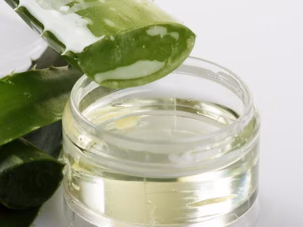 Nha đam và lô hội. Trộn một số gel lô hội với một vài giọt nước cốt chanh. Sau đó, áp dụng nó đồng đều trên mặt và cổ của bạn. Để chúng lưu lại trên da trong 15 phút. Rửa sạch với nước ấm. Biện pháp này, có thể giúp điều trị kỳ diệu cho da nhờn và mụn nếu bạn thực hiện đều đặn mỗi tuần.