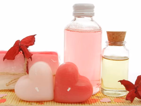 Trộn 1 thìa glycerin với nước chanh lạnh, áp dụng lên mặt như một loại mặt nạ dưỡng da bình thường. Hỗn hợp này vừa giúp bạn trắng da vừa trị mụn hiệu quả.