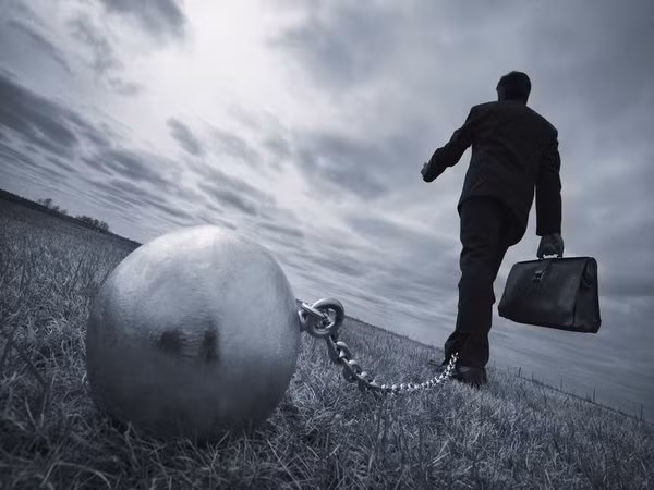 Quá cầu toàn với công việc. Phấn đấu để trở nên hoàn hảo là mục tiêu của nhiều người, nhưng luôn luôn đòi hỏi khắc khe với bản thân và nỗ lực không nghỉ ngơi chỉ khiến cho bạn thêm mệt mỏi và căng thẳng. Thay vì đau đầu với các mục tiêu quá to lớn, hãy đặt những mục tiêu phù hợp với chính mình và thực hiện một cách từ từ.
