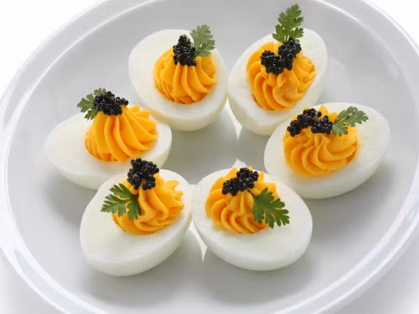 Bỏ bữa sáng. Ăn một bữa sáng đầy đủ chất sẽ giúp cơ thể chúng ta đốt cháy đủ năng lượng cho một ngày dài làm việc hiệu quả. Việc bỏ bữa sáng sẽ khiến cơ thể chúng ta cố gắng bảo tồn năng lượng vì sợ sẽ không có đủ nhiên liệu được nạp. Việc này khiến cho bạn luôn cảm thấy chậm chạp.