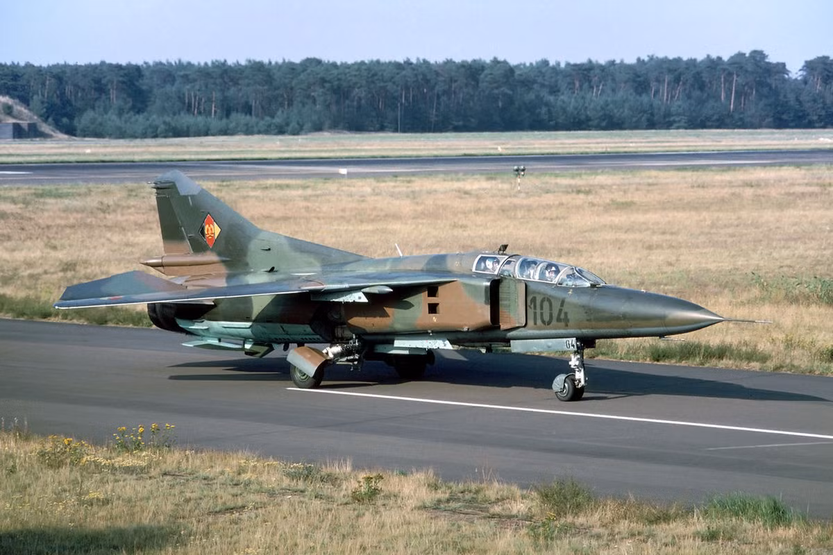 Ngoài Su-22, Không quân Đông Đức có trong tay khoảng 18 chiếc cường kích MiG-23BN - phiên bản làm nhiệm vụ tấn công mặt đất của dòng tiêm kích cánh cụp cánh xòe MiG-23.