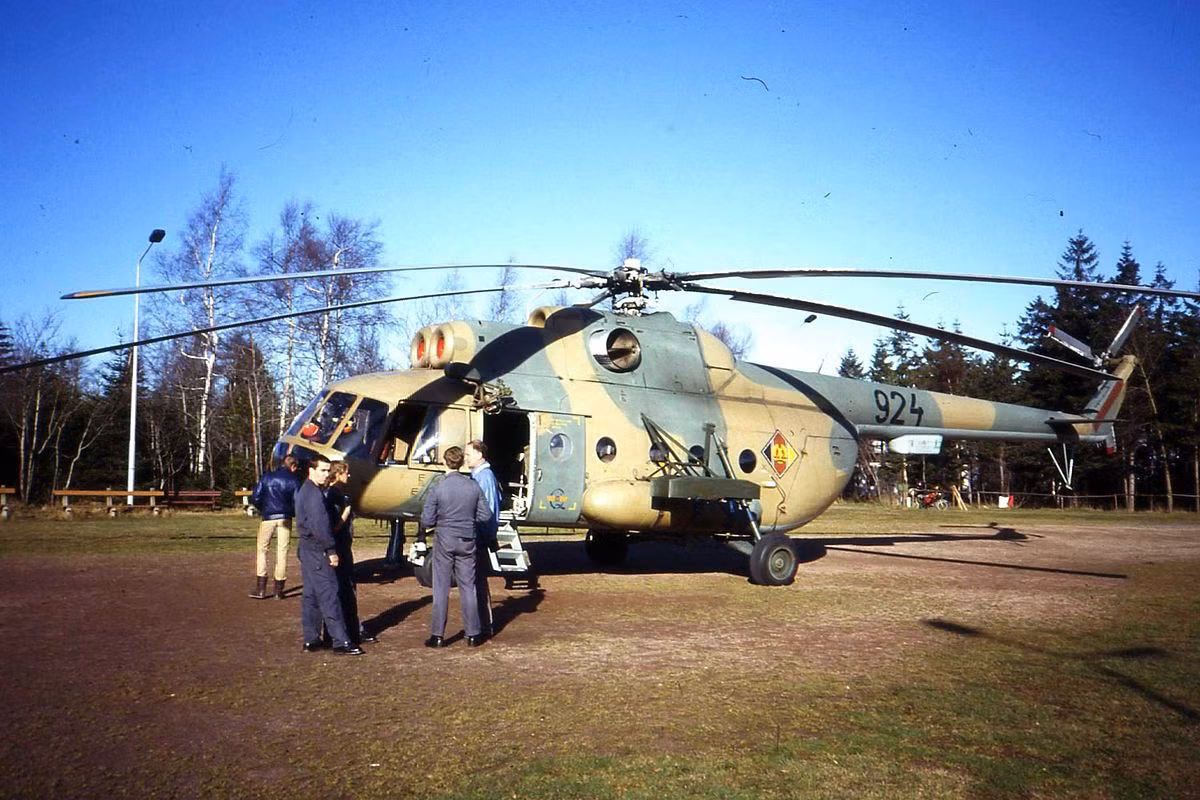 Còn lại là 98 chiếc trực thăng vận tải Mi-8 và một số chiếc Mi-2, Mi-14.