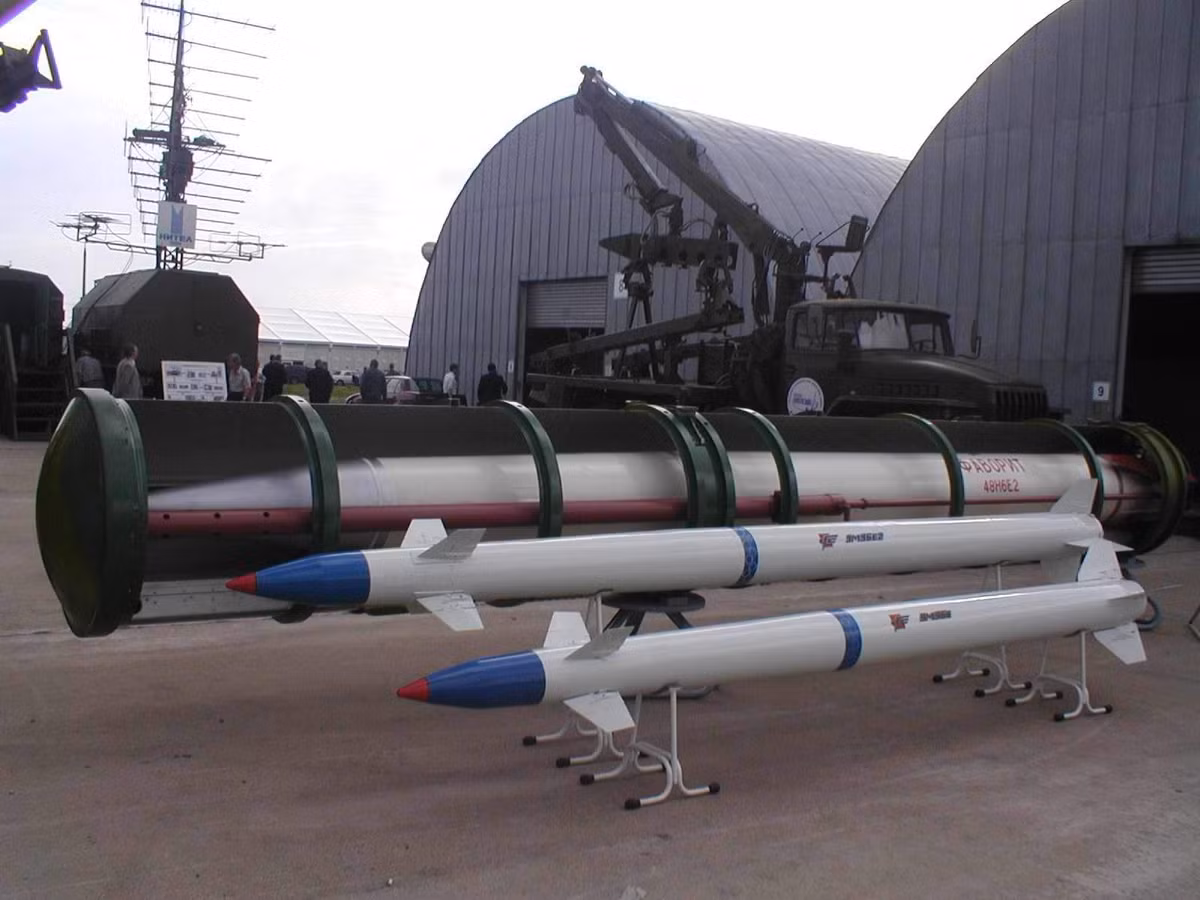 Ngoài ra, S-300PMU-1 có thể sử dụng các loại đạn cỡ nhỏ hơn như 5V55R đạt tầm bắn khoảng 75km hoặc 5V55KD đạt tầm bắn 90km, sử dụng đầu tự dẫn radar bán chủ động.