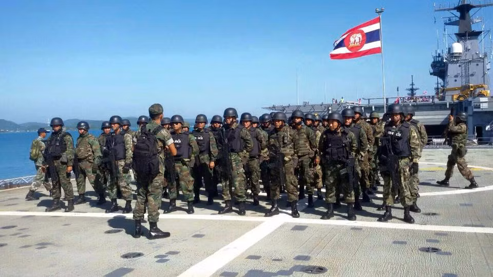 Cụ thể, Navy SEALs của Thái Lan được thành lập vào năm 1956 với sự hỗ trợ trực tiếp của Chính phủ Mỹ và được huấn luyện với đơn vị đặc nhiệm SEAL của Hải quân Mỹ. Lực lượng SEALs của Thái Lan được giao nhiệm vụ tác chiến đa năng trên bộ - trên biển, thu thập thông tin tình báo, tác chiến đặc biệt, ám sát và các nhiệm vụ trinh sát đặc biệt.