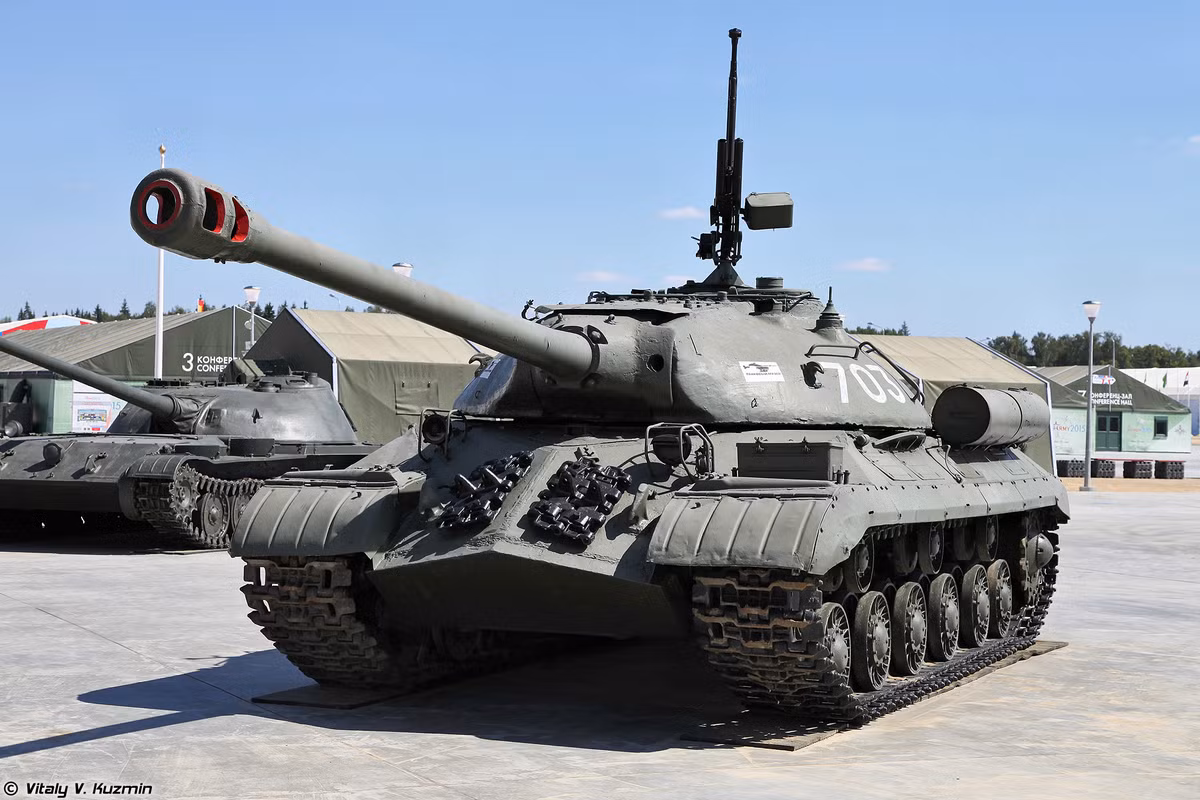Phiên bản IS-3 mà Ai Cập nhận được từ Liên Xô được định danh là IS-3M với việc gắn thêm các bình nhiên liệu phụ ở phía sau, các khoang chứa ở cả hai bên thân.