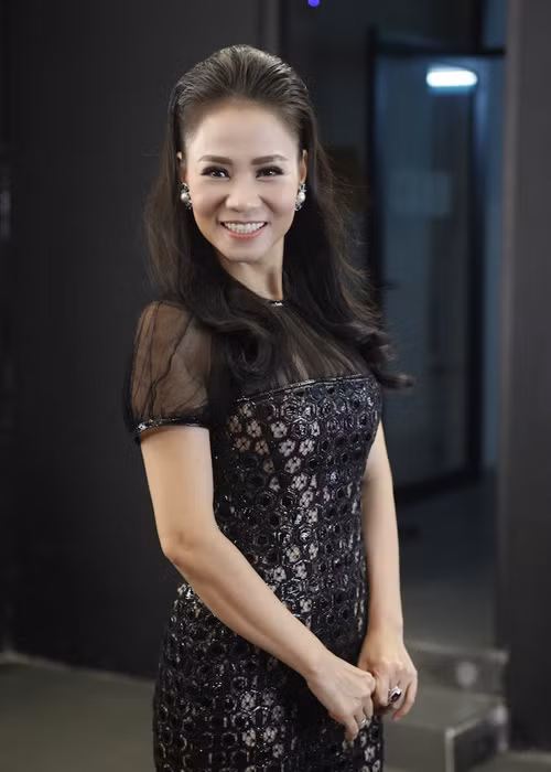 Thu Minh vui ve di cham thi du vang chong thap tung-Hinh-5