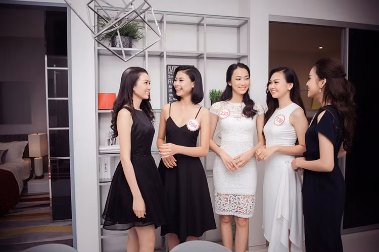 Các người đẹp cũng sẽ tiếp tục tham gia các hoạt động chụp ảnh, tập luyện cùng các chuyên gia để chuẩn bị cho đêm chung kết diễn ra vào ngày 28/8 tại Nhà thi đấu Phú Thọ, TP HCM.