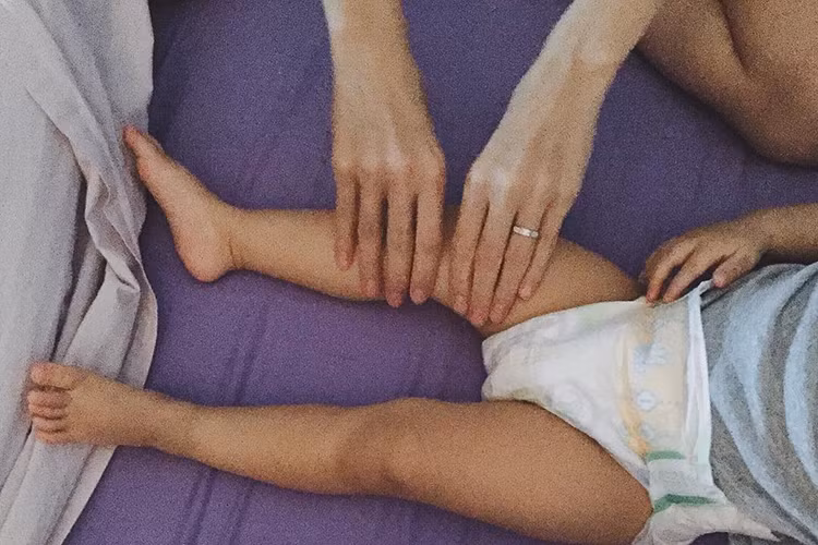 Cách đây không lâu, Tăng Thanh Hà từng đăng tải hình ảnh chăm sóc quý tử kèm chú thích: “Ban ngày đi làm, tối về hầu hạ ông tướng này”.
