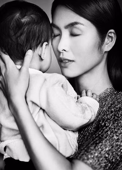 Chia sẻ hình ảnh bế con trai, Tăng Thanh Hà tiết lộ một ngày chủ nhật của mình. Cô viết: “Chủ nhật mẹ làm gì? Ở nhà ôm em xà nẹo cả ngày...cơ mà nó vui quá là vui....tình yêu của mẹ”.