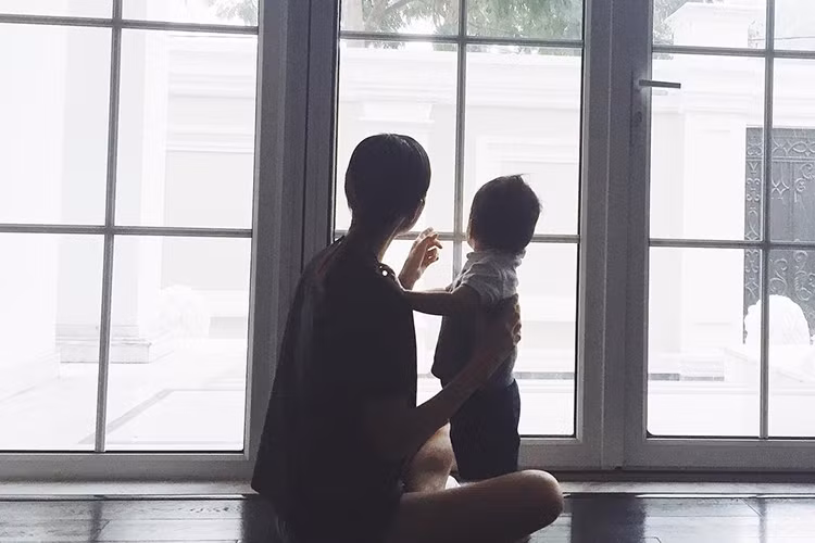 Mới đây, trên trang cá nhân Instagram, doanh nhân Louis Nguyễn - ông xã Tăng Thanh Hà hạnh phúc khoe ảnh vợ con ngắm mưa vào một buổi chiều.
