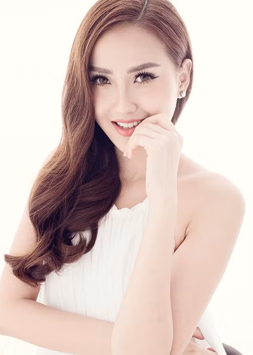 Bộ ảnh Khánh Ngân được thực hiện bởi nhiếp ảnh gia Milor Trần với sự hỗ trợ của ê-kíp gồm: stylist, trang phục Đỗ Long, làm tóc Pu Lê, trang điểm Quân Nguyễn.