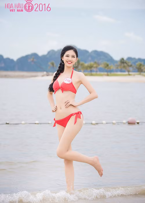 Ngô Thanh Thanh Tú sở hữu chiều cao 1m80, cân nặng 58kg và số đo 3 vòng: 81-62-99. Người đẹp sinh năm 1996 cũng gây ấn tượng bởi vẻ duyên dáng, thanh lịch. 