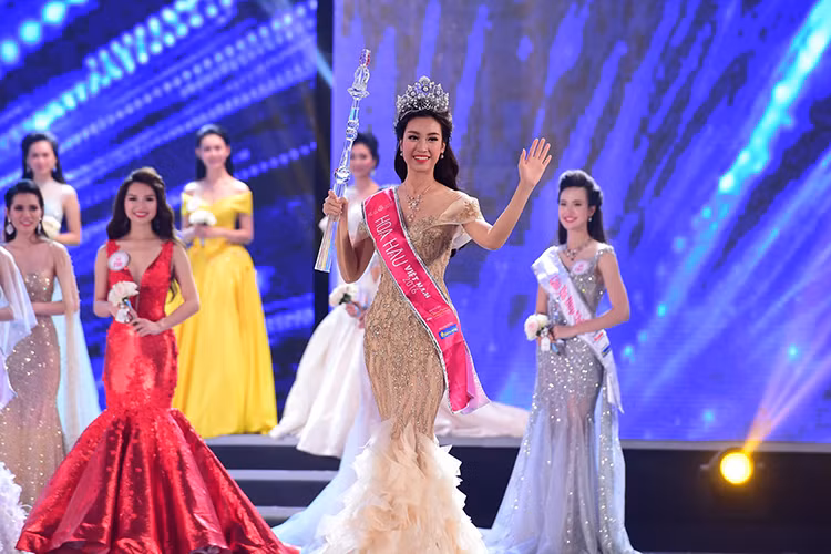 Vừa mới trở thành tân Hoa hậu Việt Nam 2016 nhưng Đỗ Mỹ Linh đã dính loạt ồn ào. Mới nhất, cô vướng nghi vấn đã xúc phạm giáo viên của mình bằng lời kém văn minh vào lúc 13 tuổi. 