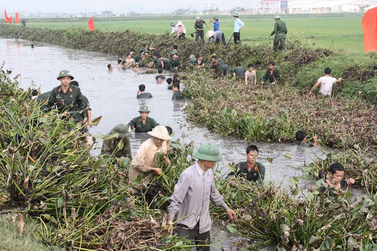 Quá trình học tập dã ngoại luôn gắn liền với hoạt động dân vận, giúp dân trong các mùa vụ.