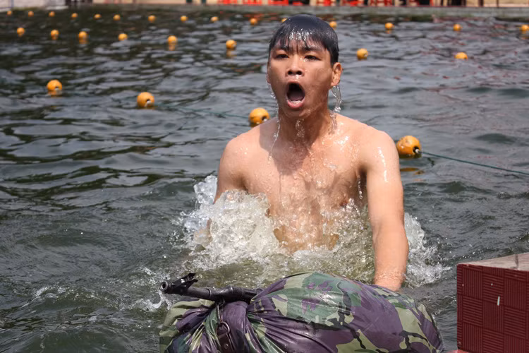 Ngoài kỹ năng bơi trong đội hình tạo bè mảng đưa phương tiện, súng...vượt sông, họ phải có kỹ năng bơi cá nhân thuần thục.