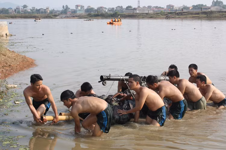 Trên đường hành quân diễn tập, nội dung bơi vượt sông là yêu cầu bắt buộc với mỗi học viên.
