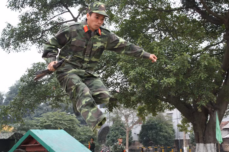Bài tập vượt vật cản với súng AK đòi hỏi học viên phải có sức khỏe dẻo dai.