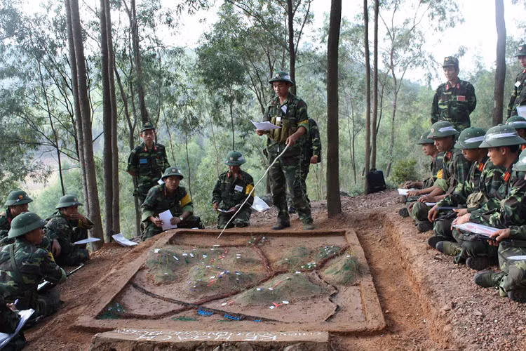 Bài học chiến thuật trên sa bàn ngoài thực địa đòi hỏi học viên phải có tư duy tốt.