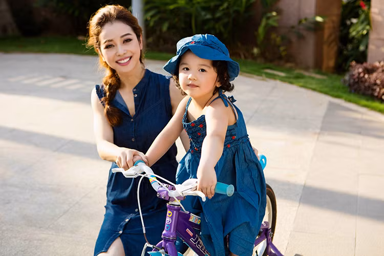 Bé Na là con gái của Jennifer Phạm và doanh nhân Đức Hải. Hiện tại, cô nhóc đã được hơn 3 tuổi. 