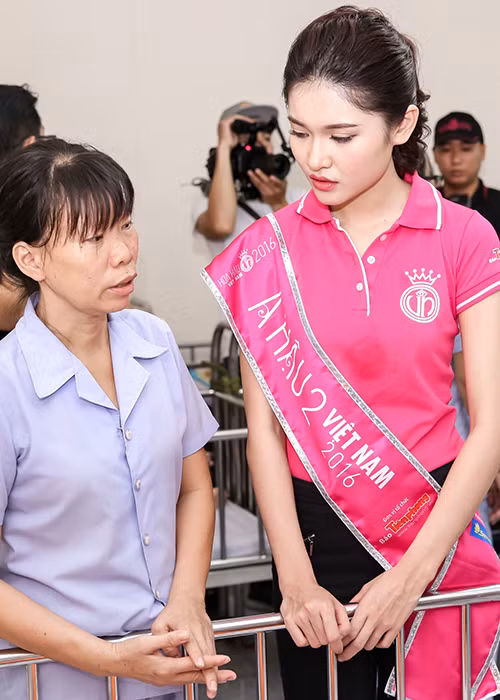 Á hậu Thùy Dung cũng hỏi han các cô điều dưỡng về tình hình sức khỏe và đời sống của các em khuyết tật.