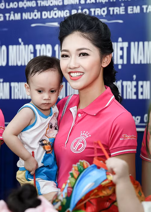 Á hậu 1 cuộc thi Hoa hậu Việt Nam 2016 Ngô Thanh Thanh Tú cũng rất thân thiết với trẻ em tại trung tâm.