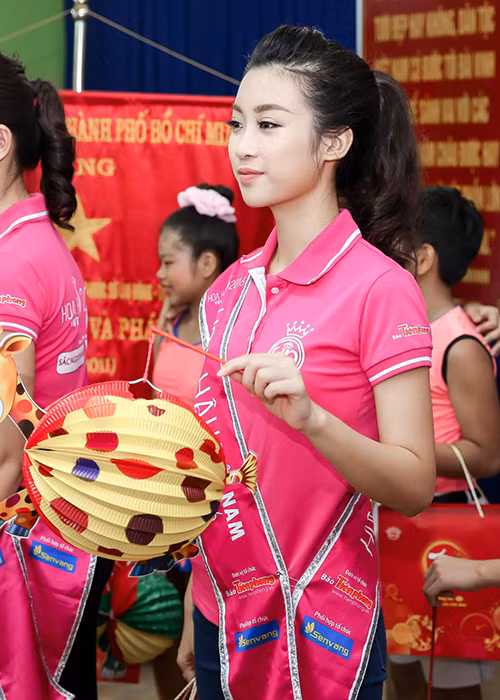 Tại trung tâm, Hoa hậu Đỗ Mỹ Linh, hai á hậu: Ngô Thanh Thanh Tú, Huỳnh Thị Thùy Dung và các người đẹp khác đã tổ chức một chương trình đón Trung thu sớm cùng các em nhỏ.