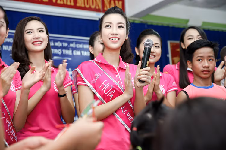 Ban tổ chức cuộc thi Hoa hậu Việt Nam 2016 cũng gửi tặng số tiền mặt 50 triệu đồng để phần nào san sẻ, hỗ trợ trung tâm.