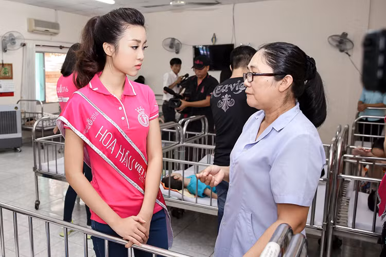 Cũng nằm trong chương trình thiện nguyện tại Trung tâm Tam Bình, Đỗ Mỹ Linh và các người đẹp đã đến thăm khu chăm sóc trẻ em khuyết tật.