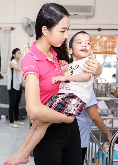 Người đẹp Phạm Thủy Tiên chia sẻ: “Đến trung tâm và được hiểu về hoàn cảnh các bé, em cảm thấy vai trò và trách nhiệm của mình đối với cộng đồng, xã hội hết sức to lớn".