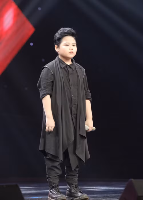 Còn thí sinh Vũ Hoàng Minh thể hiện giọng hát đầy nội lực qua ca khúc “Con cò” với phong cách đậm chất RnB và Rock.