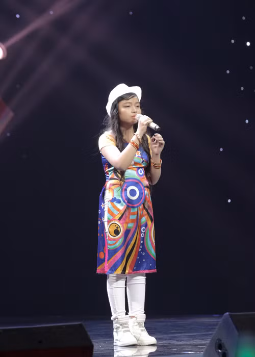 Đông Nhi còn bấm chọn và mang về cho đội chiến binh Huỳnh Thị Hoài Thương. Cô bé đã thả hồn mình vào ca khúc “Tôi ru em ngủ” để thuyết phục các huấn luyện viên. 