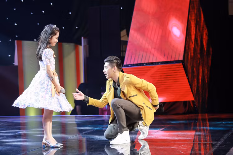 Noo Phước Thịnh tiếp tục “áp đảo” Vũ Cát Tường bằng việc thuyết phục thí sinh Trần Minh Nguyệt. Anh chia sẻ rằng bé hát ca khúc “Can you feel the love tonight” khiến anh nhớ tuổi thơ. 