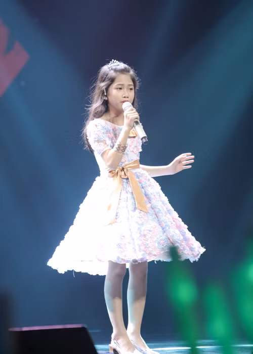 Tuy nhiên, cô bé sở hữu giọng hát nhẹ nhàng, trong trẻo cuối cùng chọn team của Noo Phước Thịnh. 