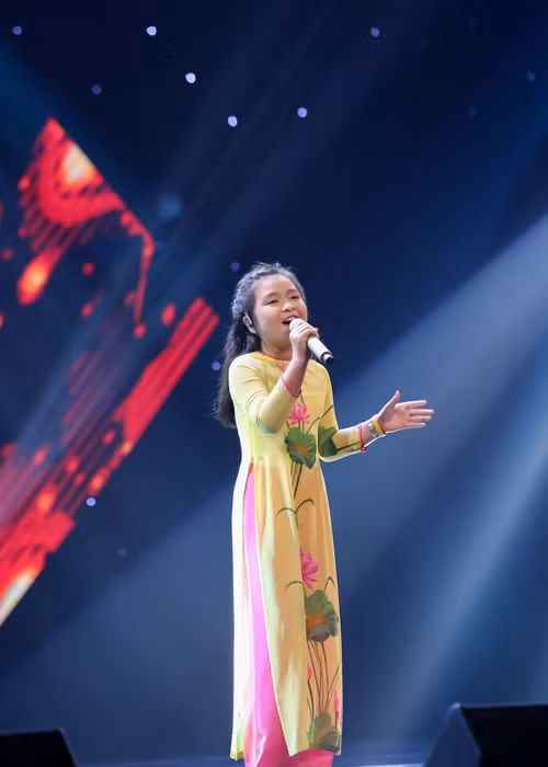Ở tập 3 Vòng giấu mặt lên sóng tối ngày 6/8, Noo Phước Thịnh đã giành được thí sinh sở hữu giọng hát mềm mượt tên Nguyễn Hoàng Mai Anh dù Đông Nhi tha thiết bày tỏ sẽ nguyện bắt cầu, vượt núi vì bé. 