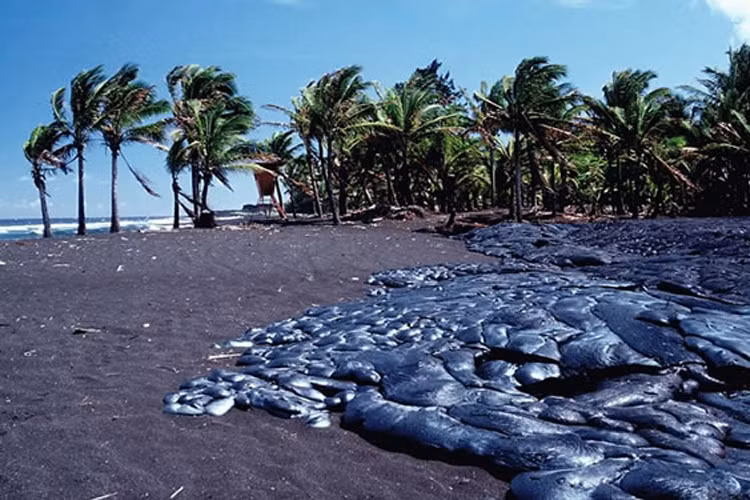 Bãi biển Kilauea, Hawaii, Mỹ: Hawaii nổi tiếng với những bãi biển đẹp, sóng to, thời tiết thuận lợi cho việc tắm nắng tuy nhiên nơi đây cũng tiềm ẩn nhiều rủi ro. Hawaii có nhiều núi lửa trong đó núi Kilauea hoạt động khá thường xuyên. Do vậy tại bãi biển Kilauea, cát luôn có màu đen bởi ảnh hưởng của tro bụi từ núi lửa. Du khách tới đây sẽ được tận hưởng bãi tắm đẹp nhưng dè chừng, lo lắng núi lửa có thể phun trào bất cứ lúc nào. 