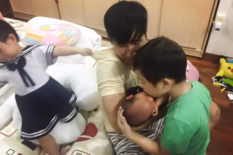Khoảnh khắc bé Rio được bố bồng trên tay và anh trai Rio cưng nựng.