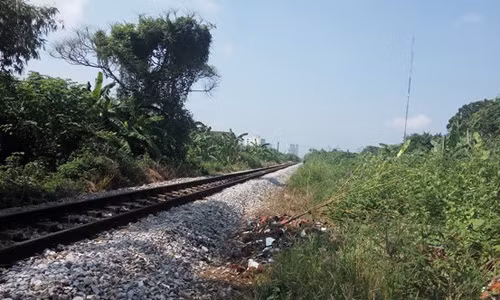 Khu Niên và Doanh tạo hiện trường giả tại nạn giao thông đường sắt. Ảnh: Hoàng Lam.