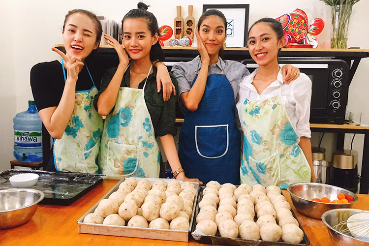 Mới đây, trên sóng truyền hình, Lan Khuê đã bật khóc vì chiến binh cuối cùng của mình tại cuộc thi The Face là Mai Ngô đã dừng bước.