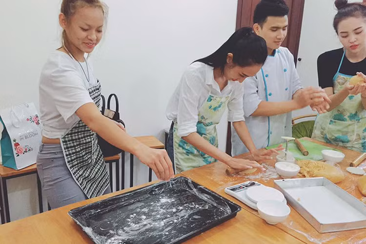 Mai Ngô (ngoài cùng bên trái) say sưa làm bánh trung thu từ thiện cùng những người bạn thân thiết của mình tại cuộc thi The Face.