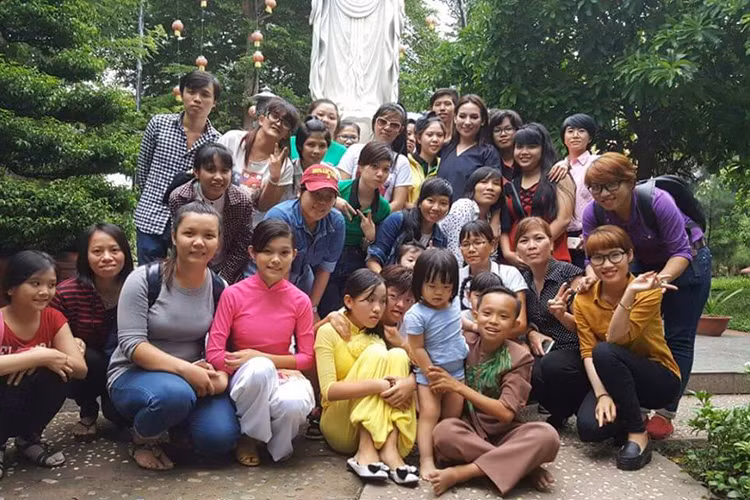 Hồ Văn Cường háo hức khoe hình ảnh bên những người con nuôi khác của ca sĩ Phi Nhung.