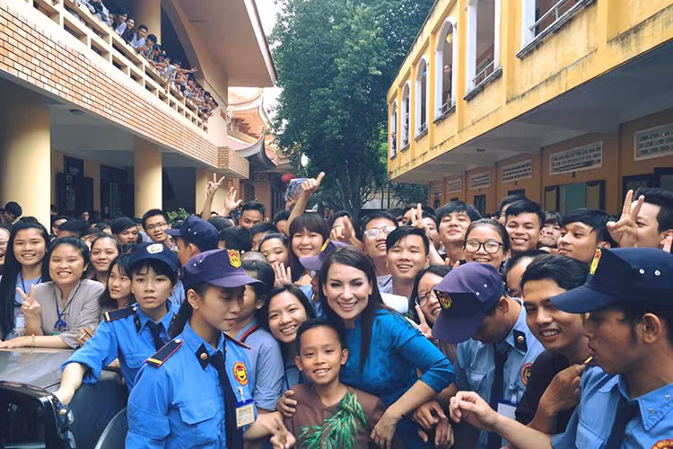 Từ “cậu bé hát đám cưới’”, Hồ Văn Cường đã trở thành quán quân Vietnam Idol Kids mùa đầu tiên bằng chính giọng hát thiên phú của mình.