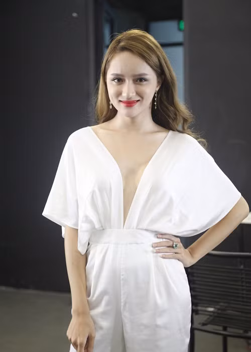 Bước ra từ cuộc thi Vietnam Idol, nữ ca sĩ Hương Giang cũng xuất hiện ở hậu trường Gala 5. Cô diện trang phục sexy, gợi cảm đến cổ vũ các thí sinh. 