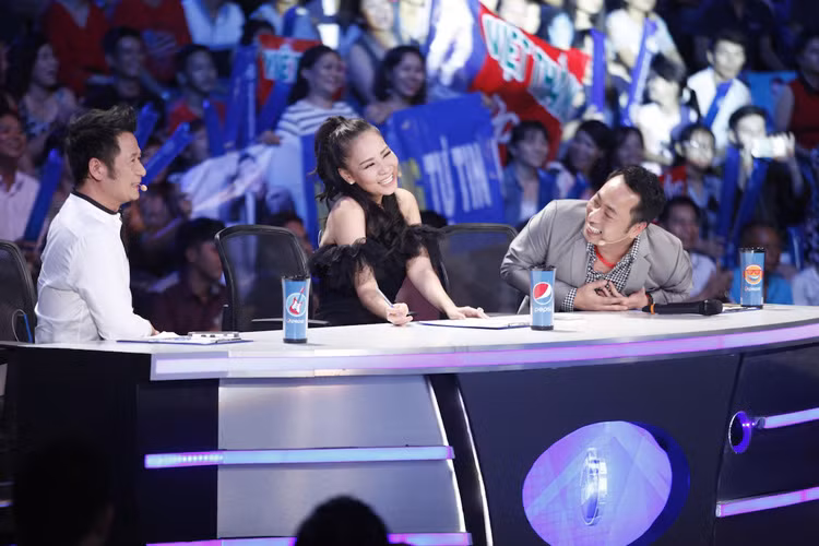 Cả ba giám khảo của Vietnam Idol 2016 đều rất vui vẻ ngồi chấm thi. 